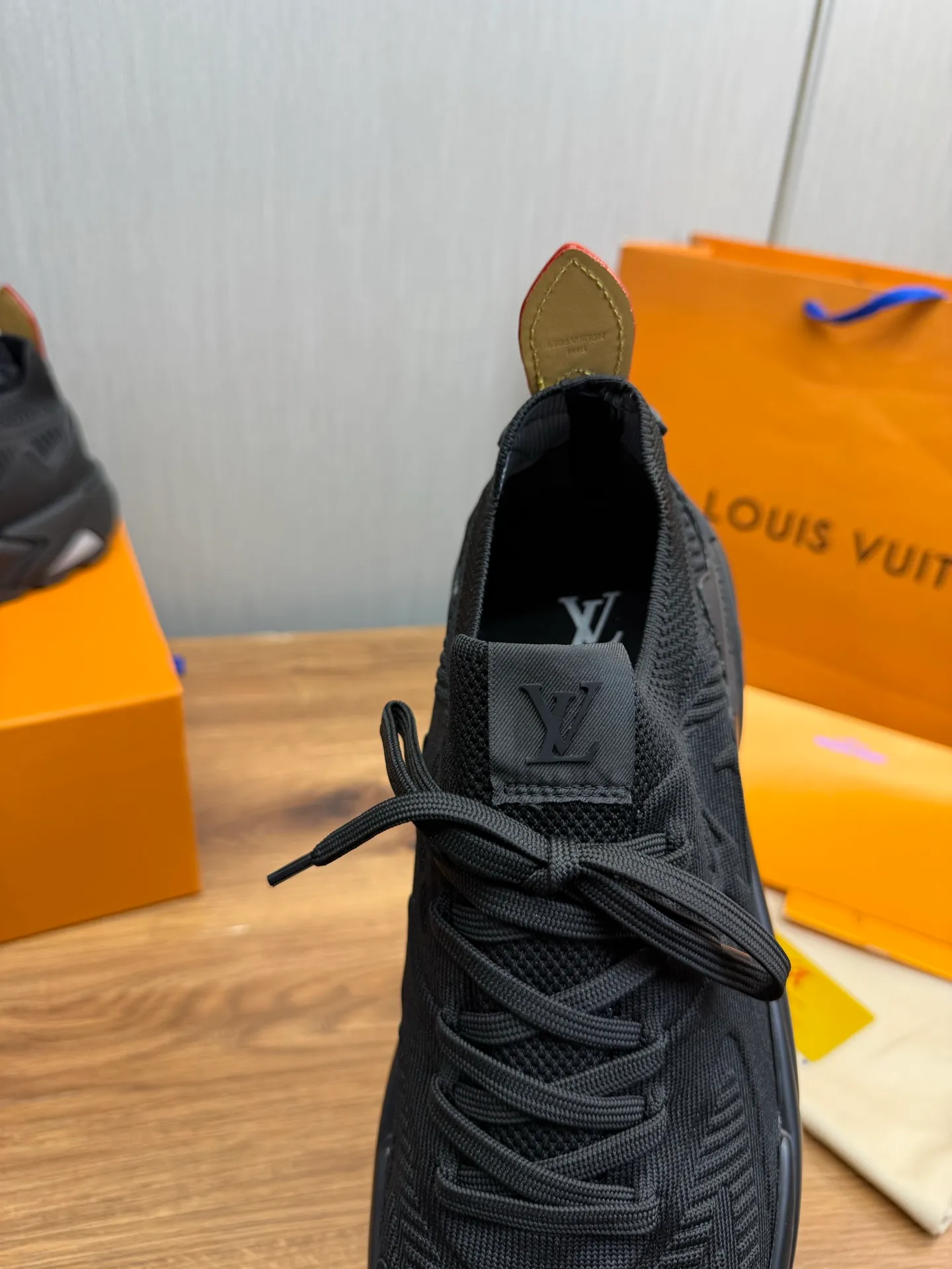 Men's Men's Shoes 580💰 🌈LV | Louis Vuitton 2025 LV Louis Vuitton L House Donkey Brand Latest Olympia Series Couple Style Silver Horn King Casual Sports Shoes Running Shoes This LV Olympia sports shoe combines mesh fabric and metallic synthetic leather and other technical fabrics to reinterpret the classic running shoe design with a neat and simple design. Lightweight EVA outsole provides a stretchy fit. Rich details such as Monogram embossing and LV letters establish recognition. Exquisite packaging at the delivery counter 🛍📦 ▪️Fabric: original imported technical fabric + mesh ▪️Inner lining: original customized breathable mesh ▪️Sole: original molded rubber foam material ▪️Sole thickness: 3.5CM ▪️Size: 38-44 yards